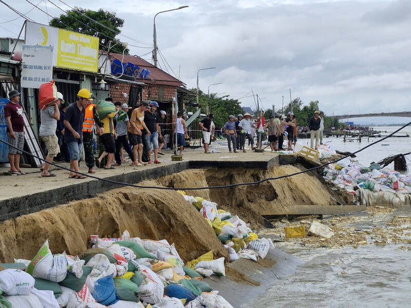Many people in Duy Nghia commune (Da Nang) are worried when the embankment section is seriously eroded, and their houses and land are lying around the water. Photo: Thu Giang