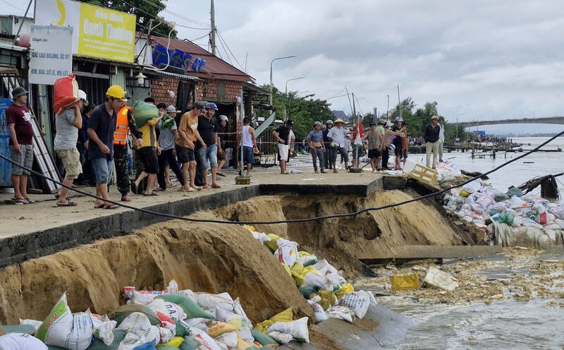 Many people in Duy Nghia commune (Da Nang) are worried when the embankment section is seriously eroded, and their houses and land are lying around the water. Photo: Thu Giang
