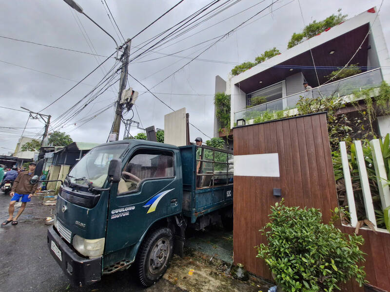 Cac ho dan gan bo ke Duy Nghia thue xe cho do dac di di doi. Anh: Thu Giang