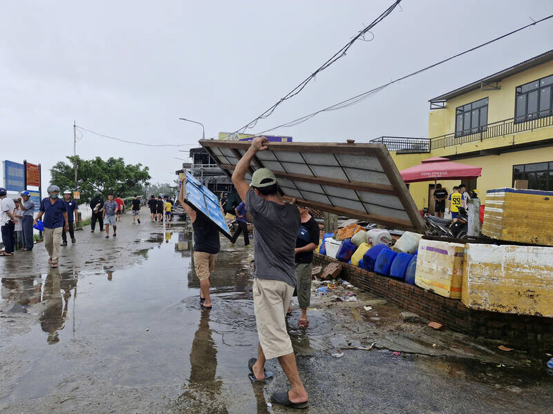 Nhieu ho dan thao canh cua, di doi do dac den noi an toan. Anh: Thu Giang