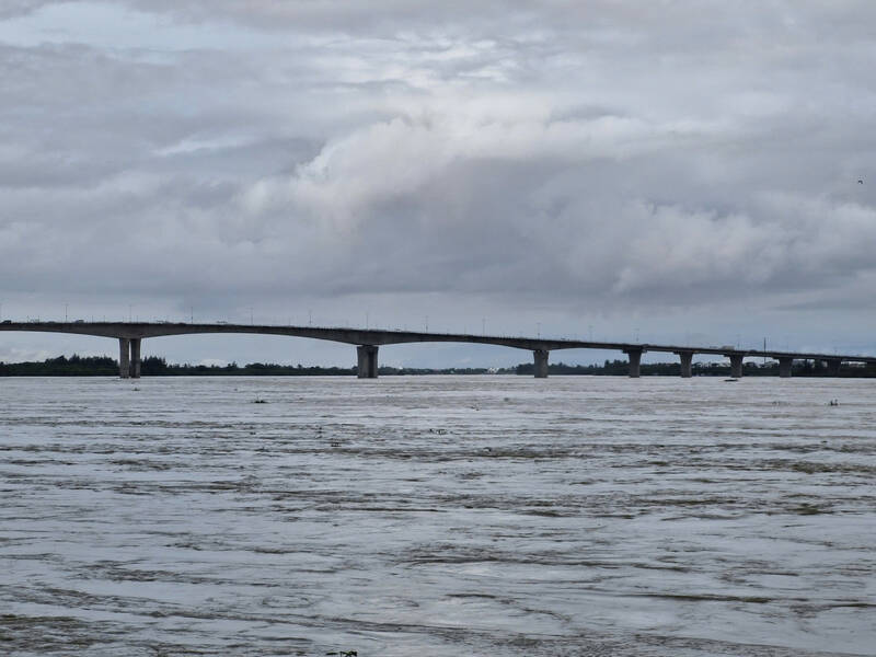 Nuoc lu chay xiet tren song Thu Bon trua 30.10. Anh: Thu Giang