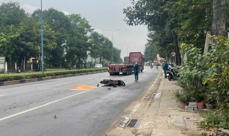 女性が死亡したバイクとコンテナの事故現場。写真：読者提供