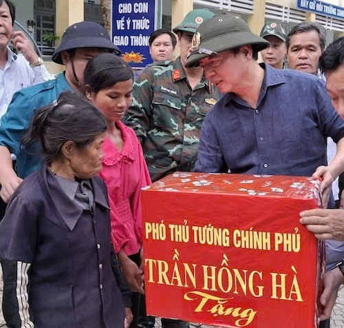 Pho Thu tuong Chinh phu Tran Hong Ha tang qua cho nguoi dan. Anh: Vien Nguyen