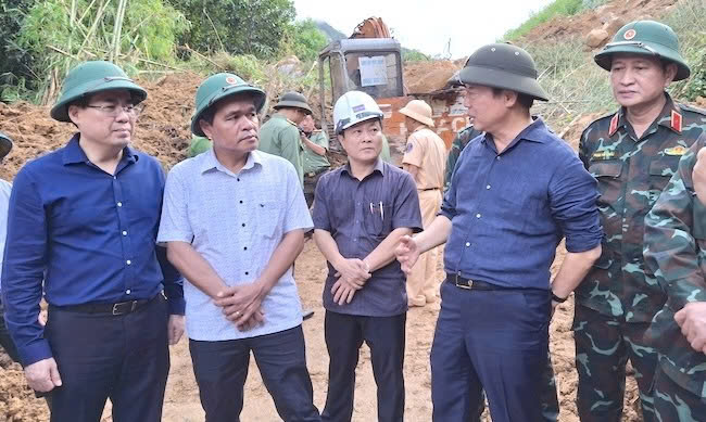 Deputy Prime Minister Tran Hong Ha requested the authorities to quickly clear the landslide route at Provincial Road 623, Ra Nhua village, Son Tay commune, Quang Ngai province. Photo: Vien Nguyen