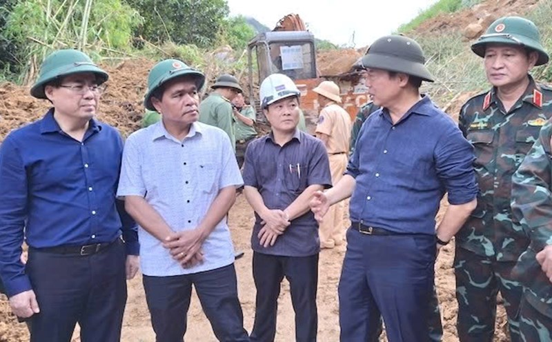 Deputy Prime Minister Tran Hong Ha requested the authorities to quickly clear the landslide route at Provincial Road 623, Ra Nhua village, Son Tay commune, Quang Ngai province. Photo: Vien Nguyen