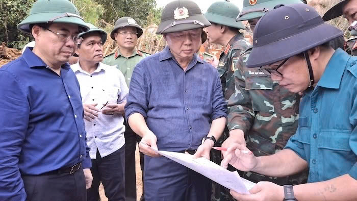 Pho Thu tuong Chinh phu Tran Hong Ha yeu cau luc luong cong binh dung min pha da de som thong duong. Anh: Vien Nguyen