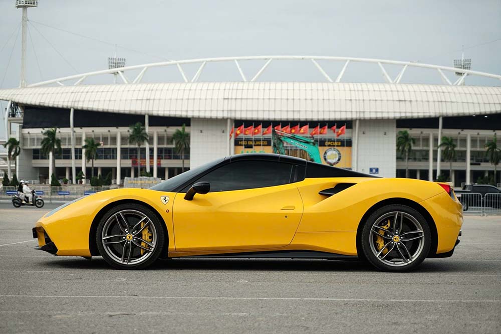 El Ferrari 488 Spider dorado destaca y atrae la atencion cuando aparece en Hanoi. Foto: Anh Luong