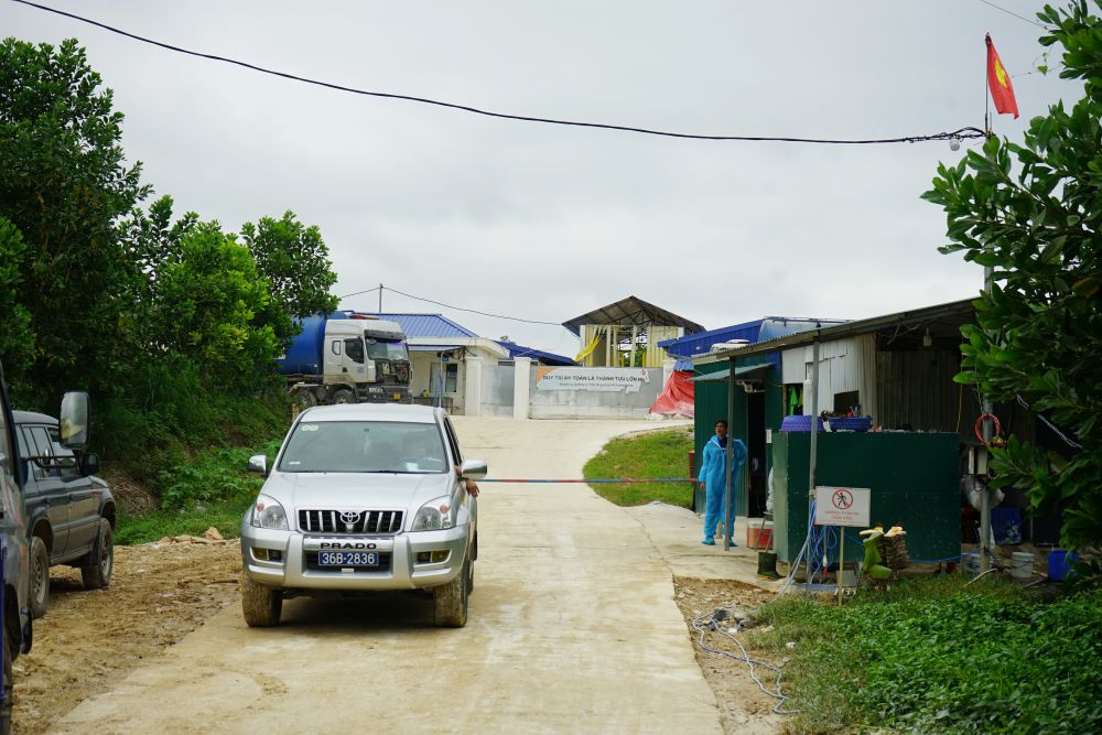 Khu vuc nguoi dan tap trung dong la tuyen duong dan vao khu trang trai lon cua Cong 