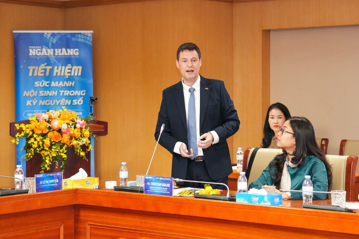 Ong Christian Grajek - Truong dieu phoi khu vuc Chau A, Quy Hop tac quoc te cac Ngan hang Tiet kiem Duc (DSIK) goi y mot so kinh nghiem tu van hoa tiet kiem tai Duc. Anh: BTC 