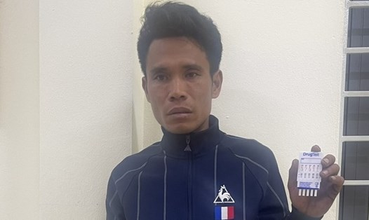 Tài xế dương tính ma túy khiến xe đầu kéo chở cọc bê tông lật xuống hồ ở Hưng Yên. Ảnh: Công an tỉnh Hưng Yên