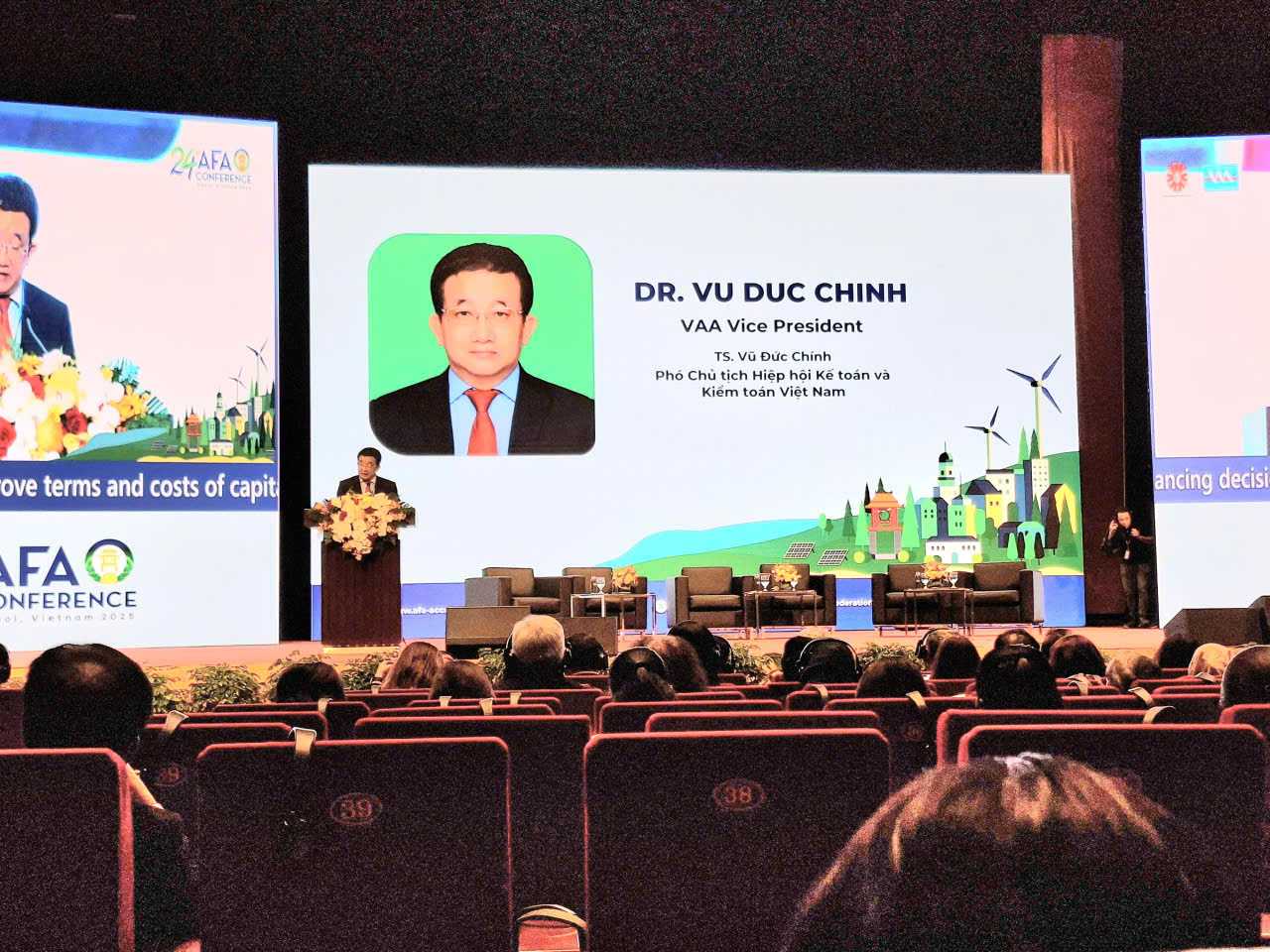 Dr. Vu Duc Chinh - Vice President of the Vietnam Accounting and Auditing Association affirmed that the development of sustainable accounting and reporting standards is an important foundation for green finance. Photo: Luc Giang