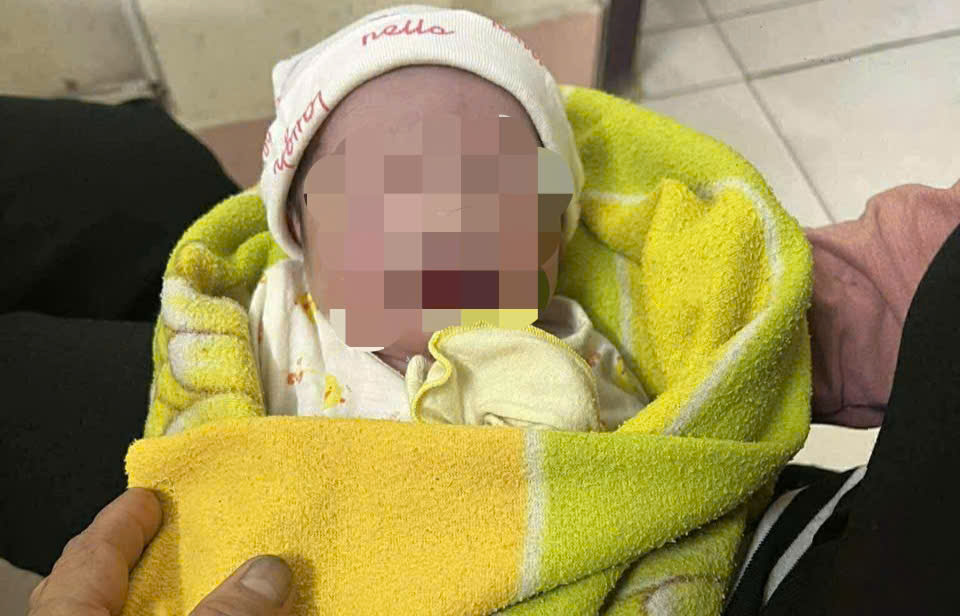 The newborn baby was abandoned. Photo: H.Nguyen