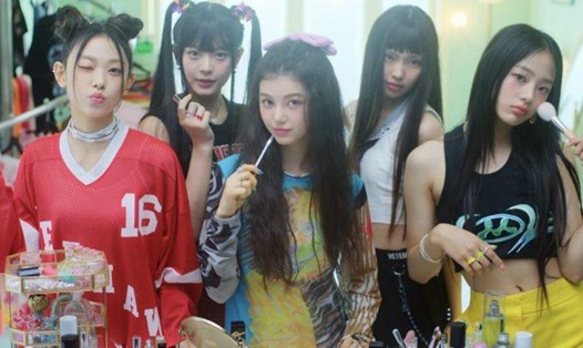 NewJeans trong MV Attention. Ảnh: Chụp từ MV Attention