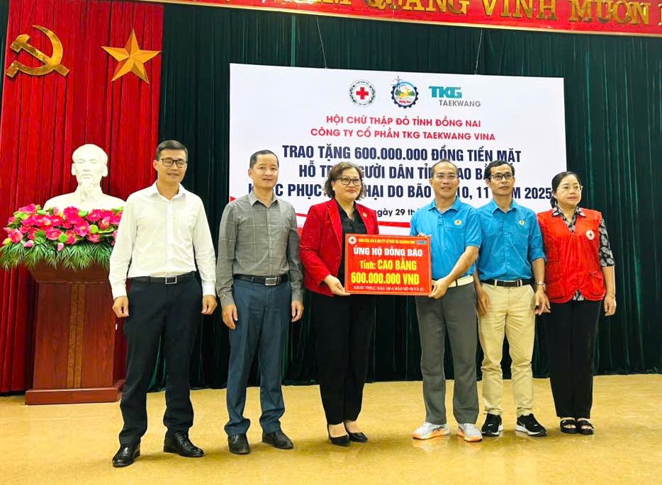 Doan cong tac trao ho tro 600 trieu dong tai tinh Cao Bang. Anh: Cong doan cung cap