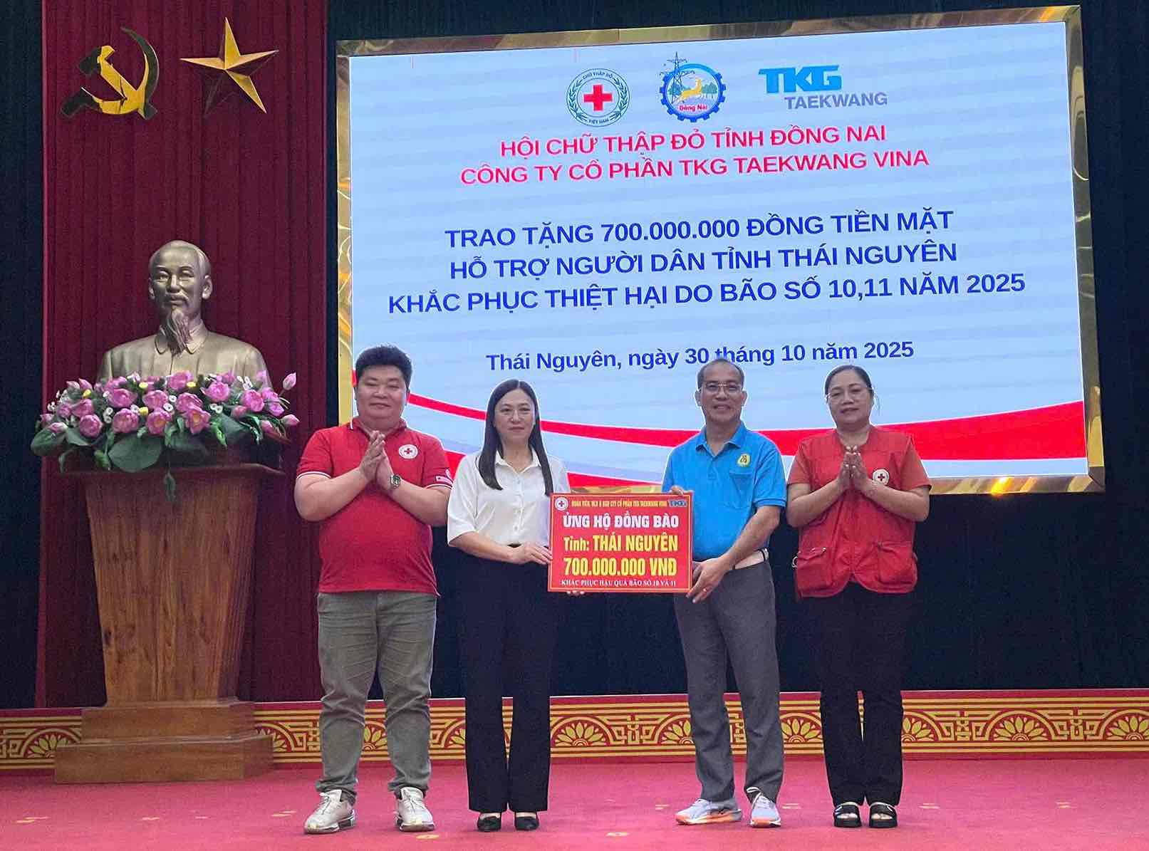 TKG Taekwang Vina Joint Stock Companyの草の根労働組合は、タイグエン省に7億VNDの支援を提供するために地方赤十字社と協力しました。写真：組合提供