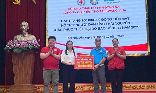 Công đoàn cơ sở Công ty CP TKG Taekwang Vina phối hợp với Hội chữ thập đỏ tỉnh trao hỗ trợ 700 triệu đồng tại tỉnh Thái Nguyên. Ảnh: Công đoàn cung cấp