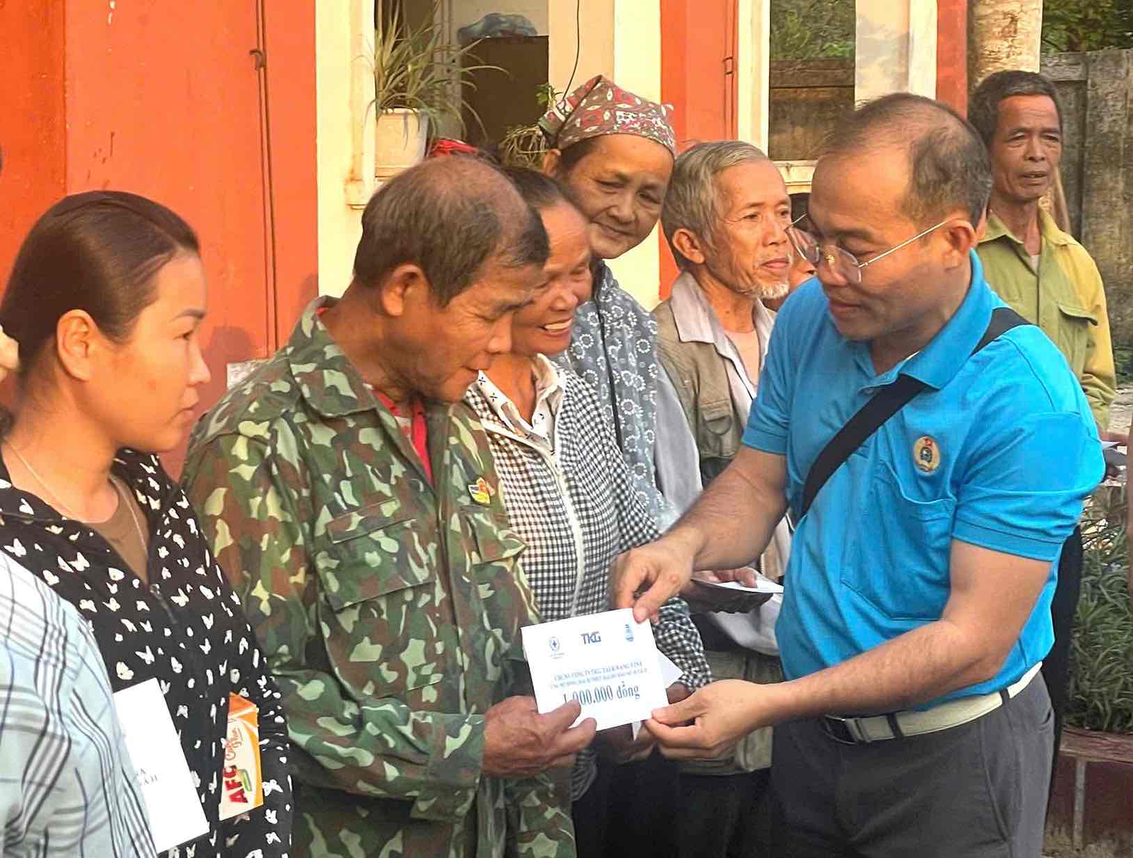 Chu tich Cong doan co so Cong ty CP TKG Taekwang Vina Dinh Sy Phuc dai dien cong nhan lao dong trao ho tro nguoi dan bi anh huong bao lu. Anh: Cong doan cung cap