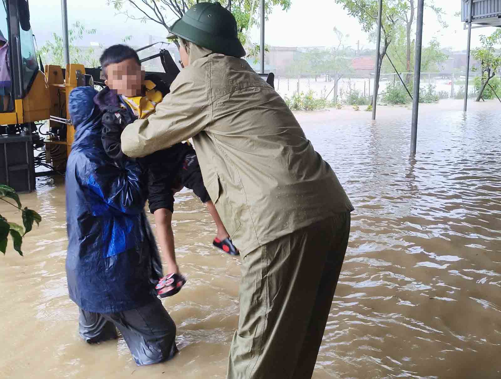  Ngap cuc bo vao san mot truong mam non o phuong Vung Ang. Anh: Vu Tuan.