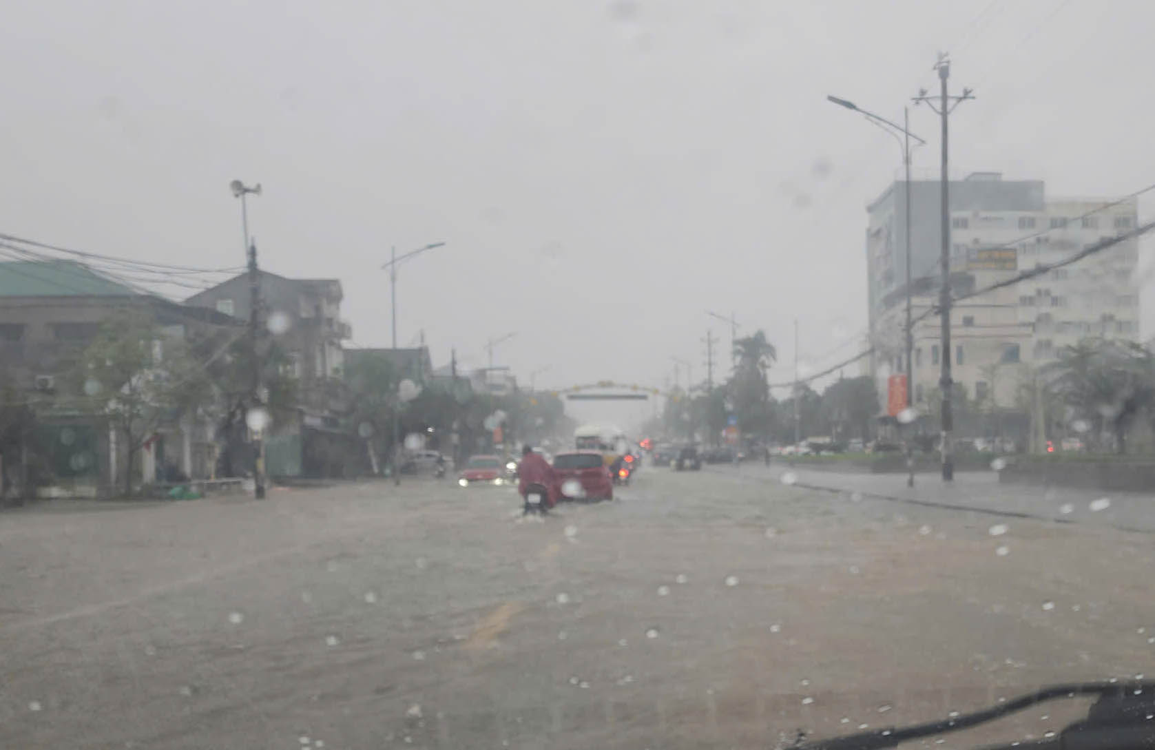 Ngap cuc bo tren tuyen Quoc lo 1. Anh: Vu Tuan.