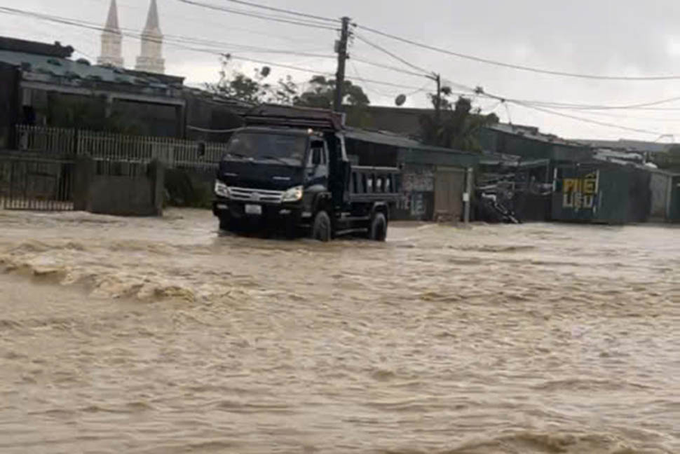 Flooding on National Highway 12C to the Thermal Power Plant. Photo: Hoanh Son.