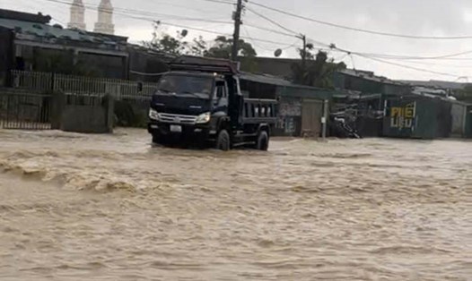 Ngập ở tuyến đường Quốc lộ 12C vào Nhà máy Nhiệt điện. Ảnh: Hoành Sơn.