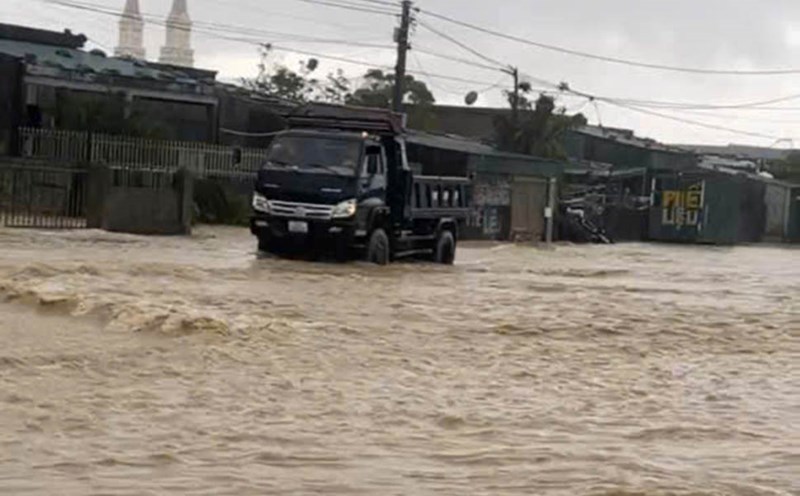 Flooding on National Highway 12C to the Thermal Power Plant. Photo: Hoanh Son.