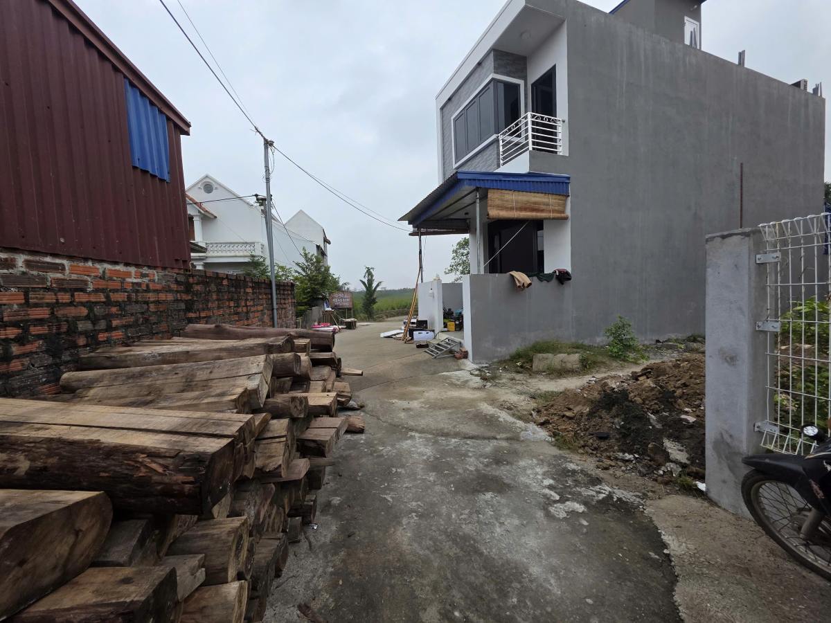 Nhom than den da tap ket vat lieu, dang tien hanh cat nen ngoi nha. Ảnh: Hoang Khoi