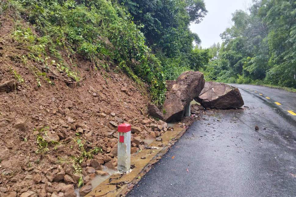 Dat da sat xuong duong qua xa Vinh Thanh. Anh: Hoai Phuong