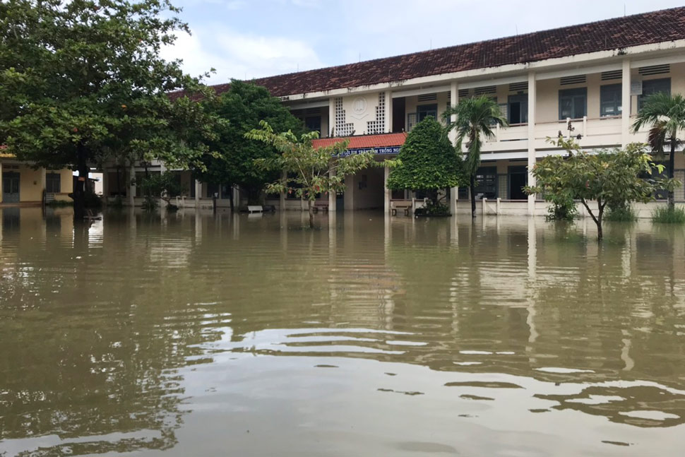 Mua lon gay ngap khuon vien Truong THCS Phuoc Thang (xa Tuy Phuoc Dong). Anh: Hoai Phuong