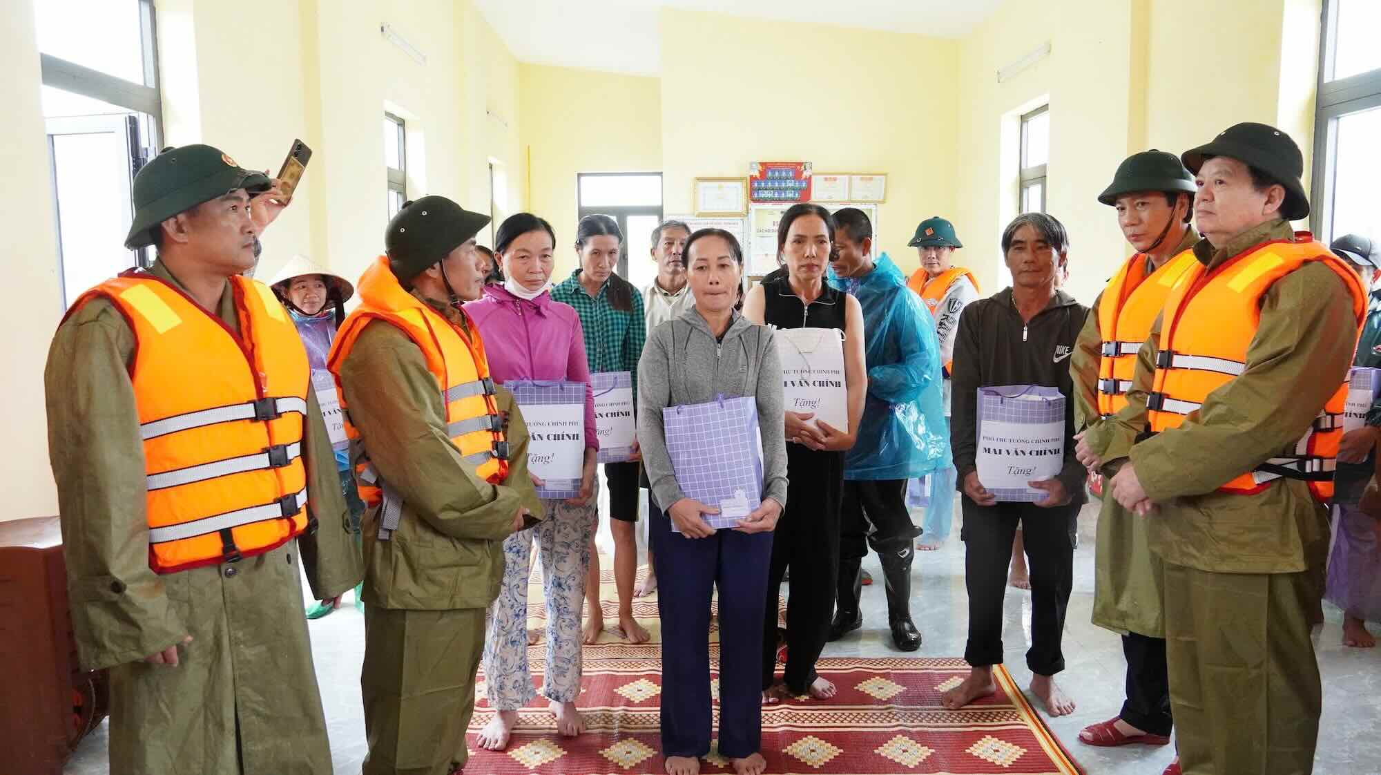 Pho Thu tuong Mai Van Chinh tham hoi nguoi dan vung lu. Anh: Hai Duong