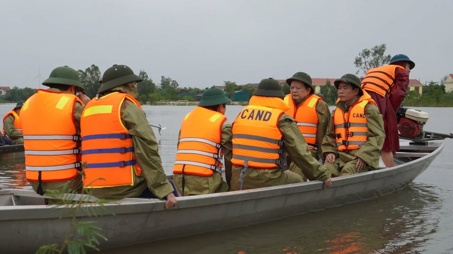 Pho Thu tuong kiem tra tinh hinh lu lut tai Quang Tri. Anh: Hai Duong