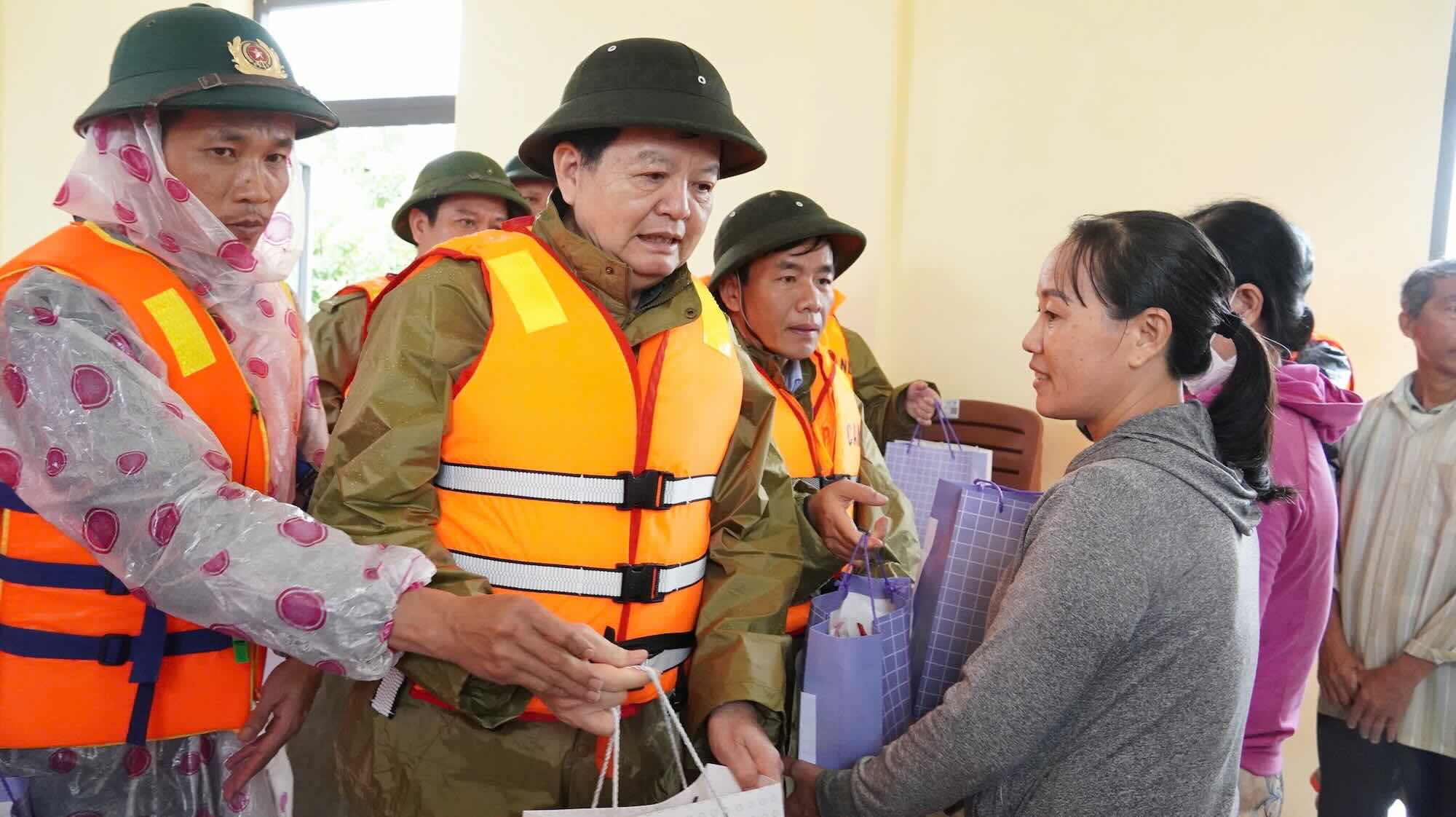 Deputy Prime Minister Mai Van Chinh visited and encouraged people in flooded areas. Photo: Hai Duong