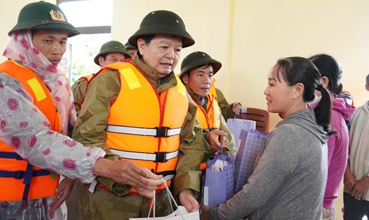 Phó Thủ tướng Mai Văn Chính thăm hỏi, động viên người dân vùng lũ. Ảnh: Hải Đường