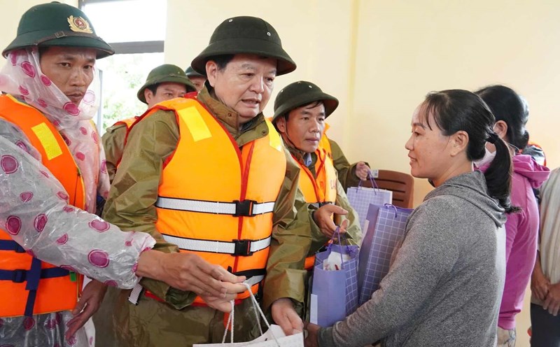 Deputy Prime Minister Mai Van Chinh visited and encouraged people in flooded areas. Photo: Hai Duong