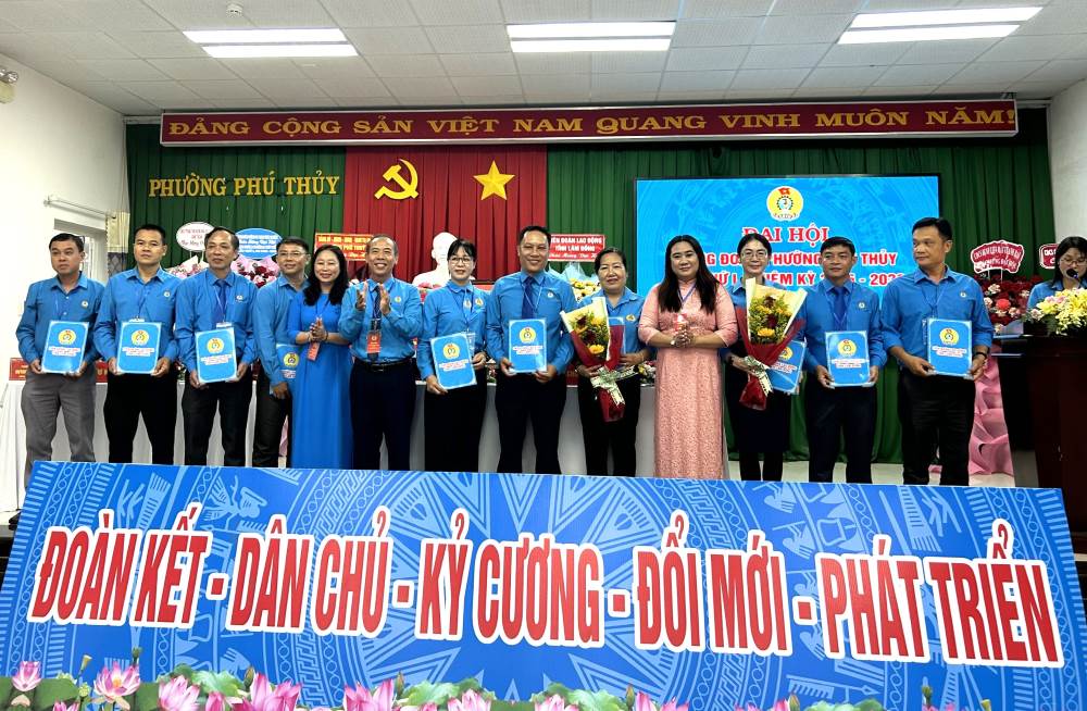 Ban chap hanh Cong doan phuong Phu Thuy lan thu I, nhiem ky 2025 - 2030. Anh: Duy Tuan