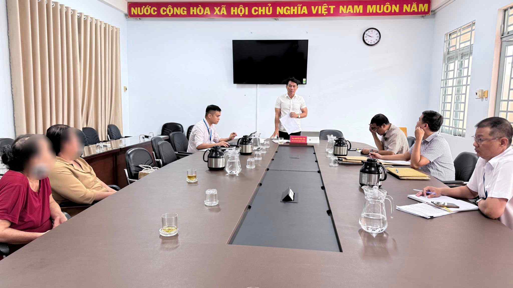 UBND phuong Dong Hoa van dong nguoi dan ban giao mat bang de lam du an. Anh: Trang Thong tin phuong Dong Hoa