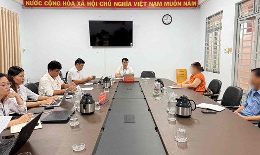 Phường Đông Hòa gặp gỡ người dân để vận động bàn giao mặt bằng làm dự án hạ tầng. Ảnh: Trang Thông Tin phường Đông Hòa