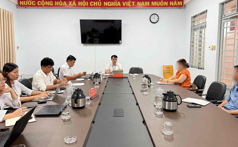 Dong Hoa ward met with people to mobilize the handover of land for infrastructure projects. Photo: Dong Hoa Ward Information page