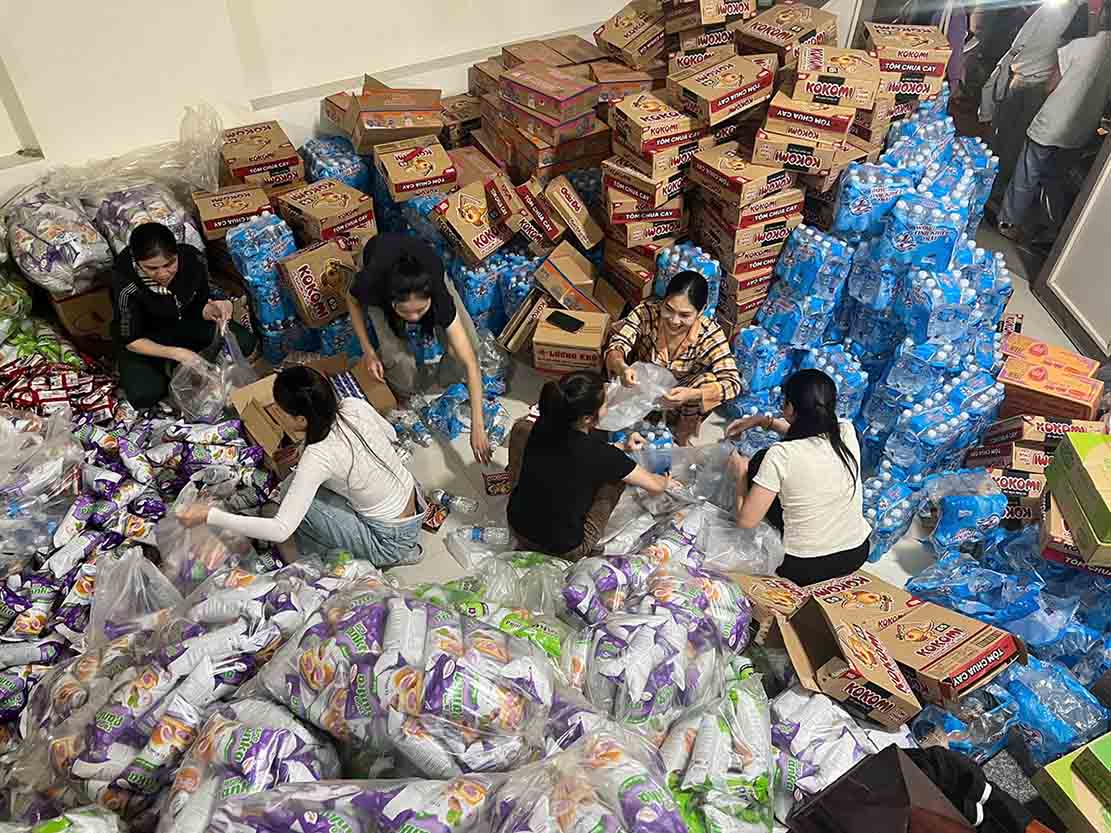 Nhóm thiện nguyện Nghệ An thức trắng đêm gói hàng cứu trợ gửi về Huế