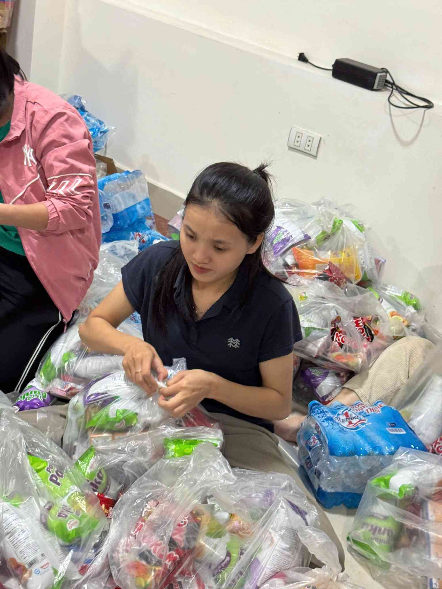 Thành viên nhóm thiện nguyện thức đêm sắp xếp hàng cứu trợ gửi đồng bào Huế. Ảnh: Ngọc Anh