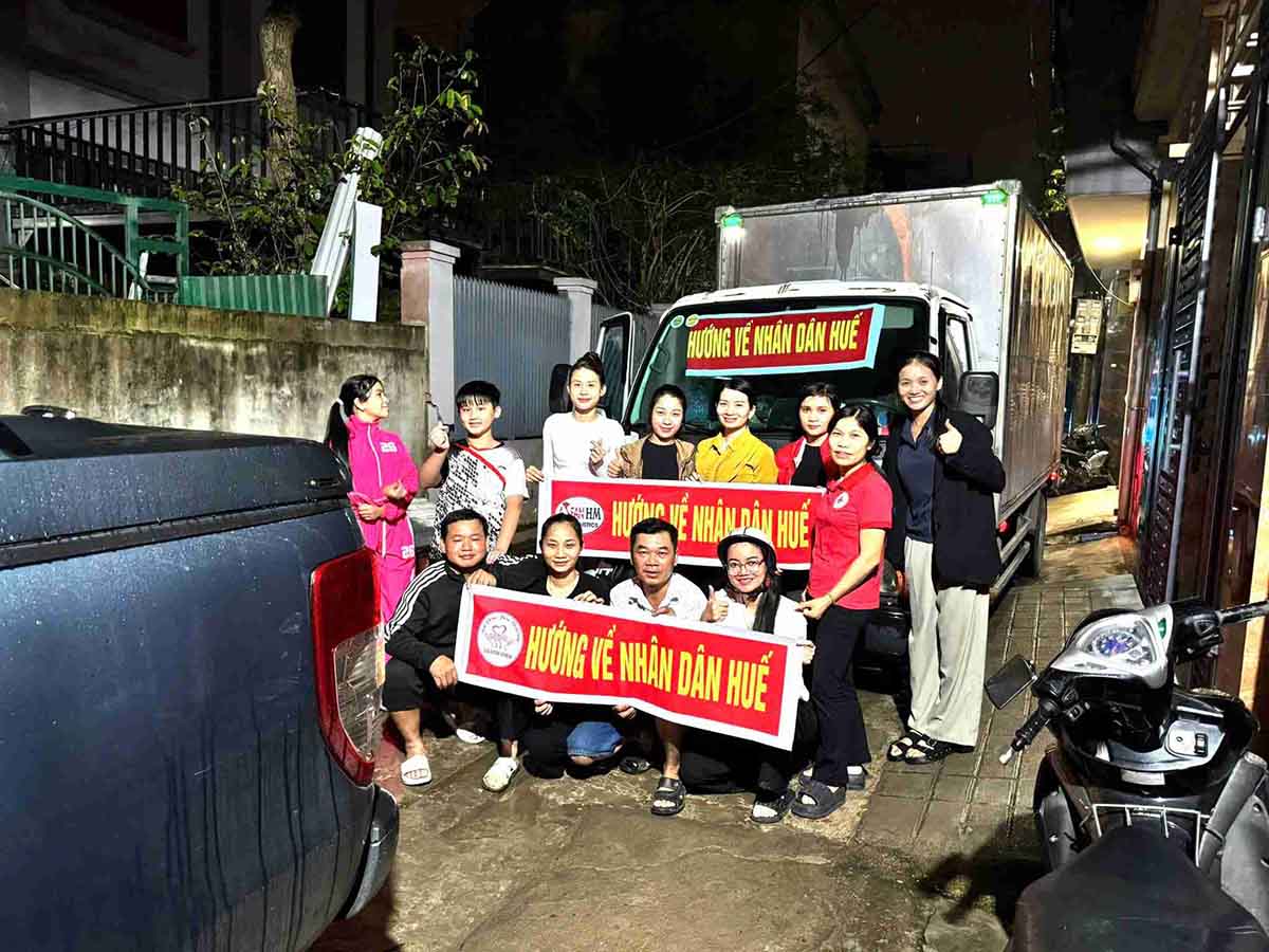 Nhóm thiện nguyện nhắn gửi yêu thương đến đồng bào vùng lũ. Ảnh: Ngọc Anh