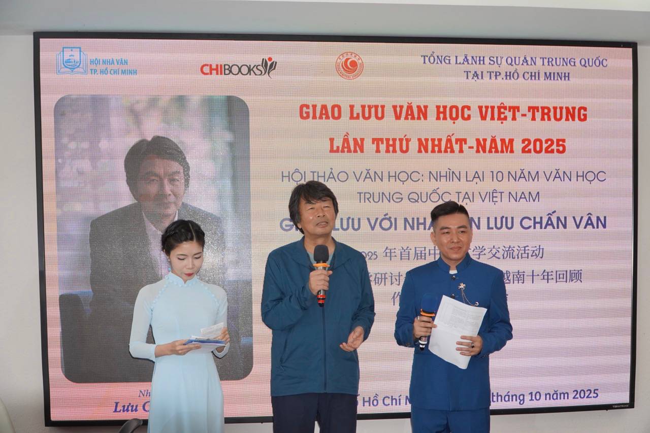Nha van Luu Chan Van (giua) chia se tai su kien. Anh: Mai Anh.