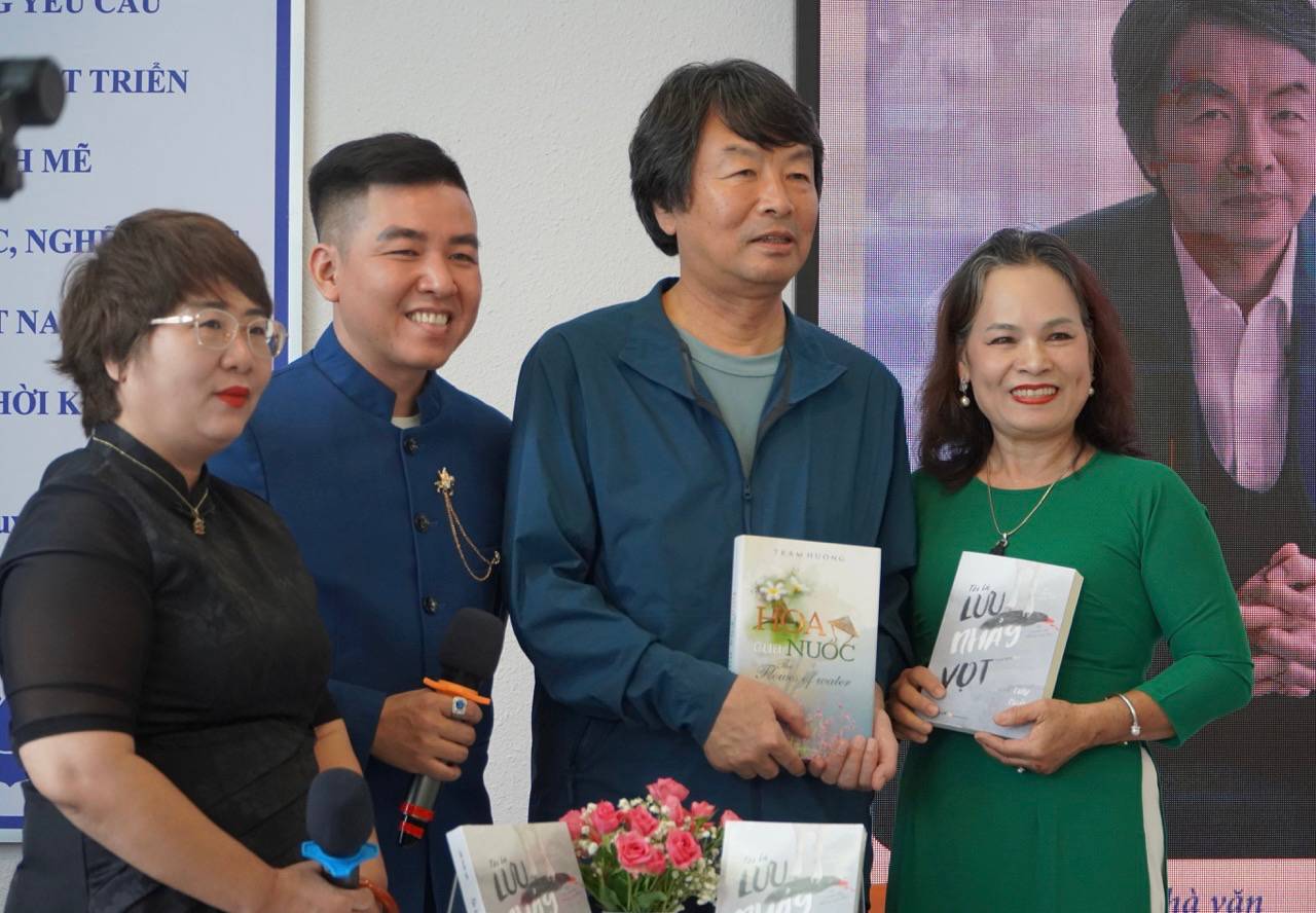 Nha van Tram Huong - Pho Chu tich Hoi nha van TPHCM (bia phai) cung nha van Luu Chan Van. Anh: Mai Anh.