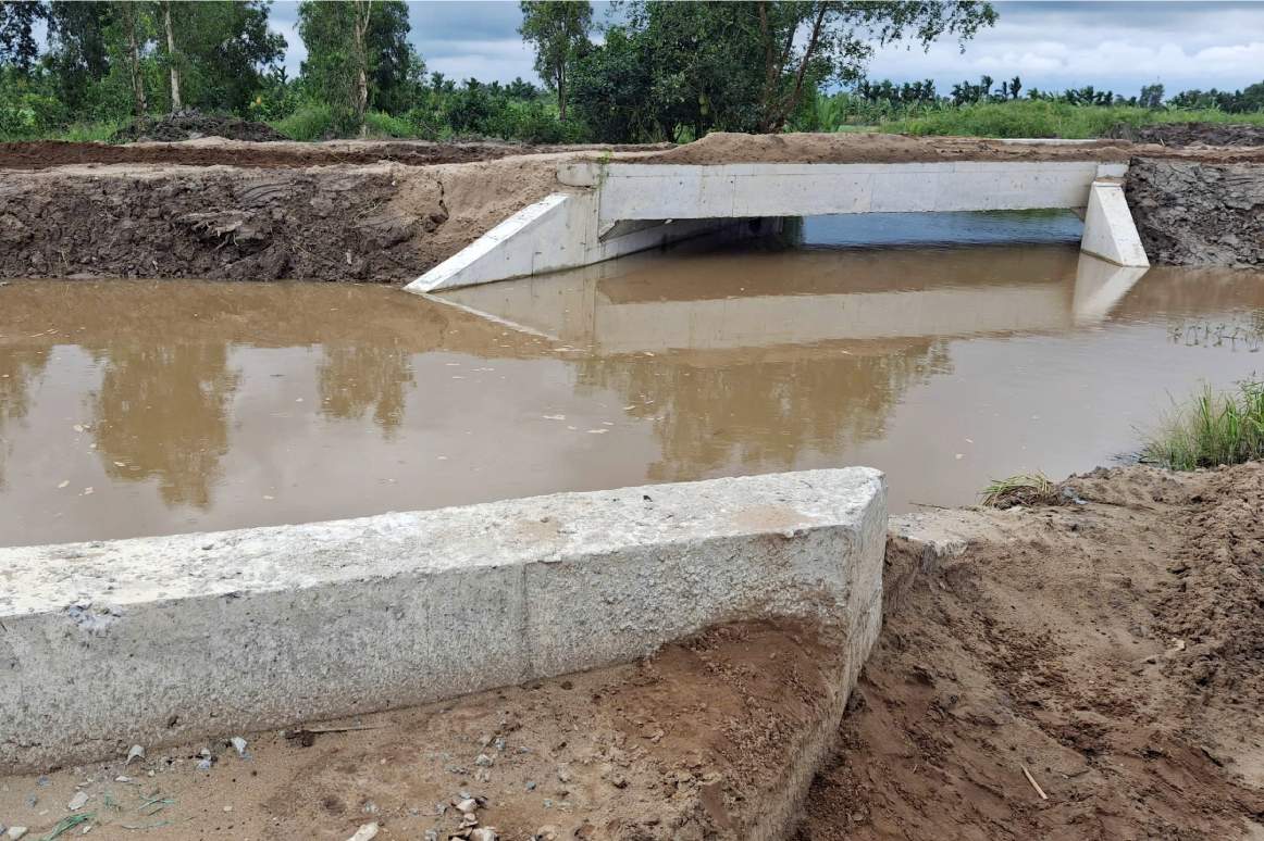 1/5 hạng mục cống mà phía bên vợ chồng ông Đương thi công. Ảnh: Tạ Quang