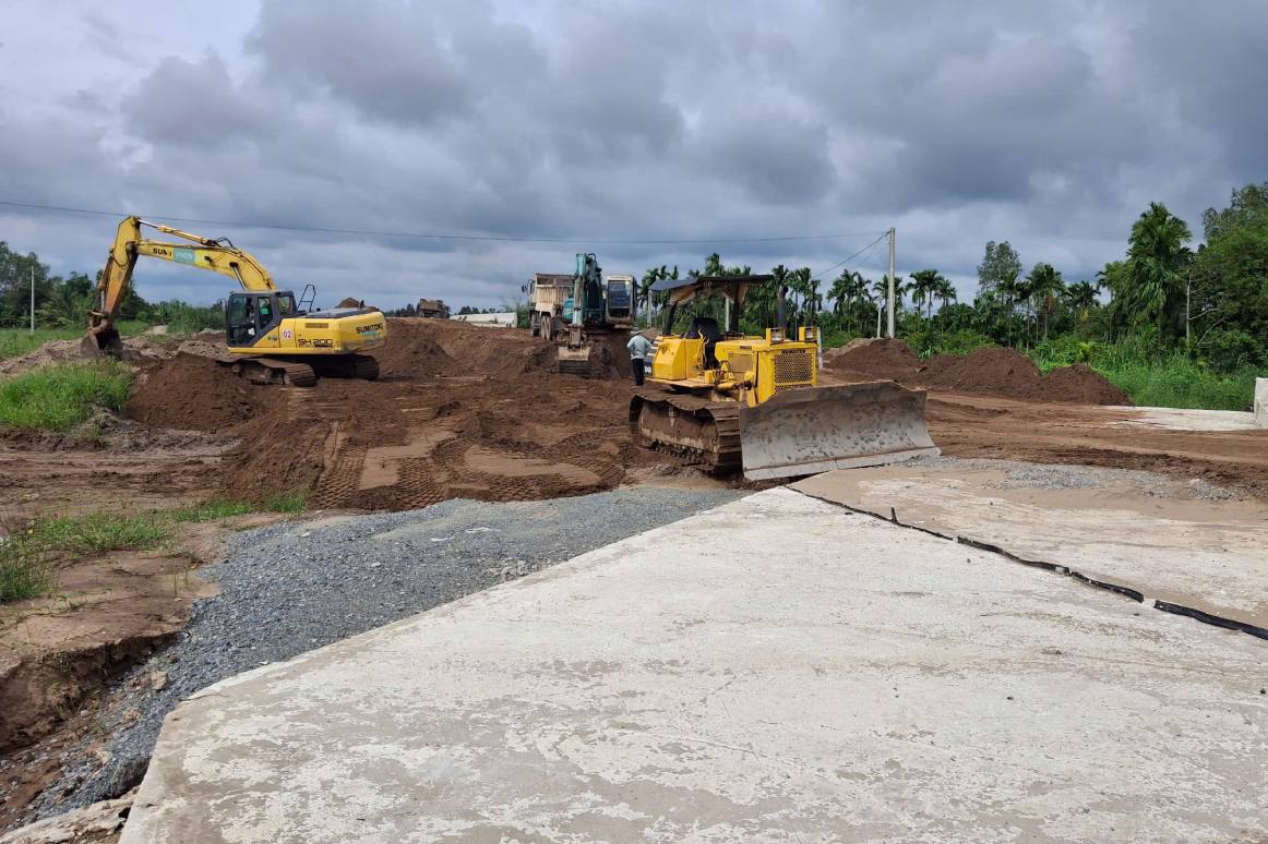 Máy móc thi công ngay vị trí cống. Ảnh: Tạ Quang