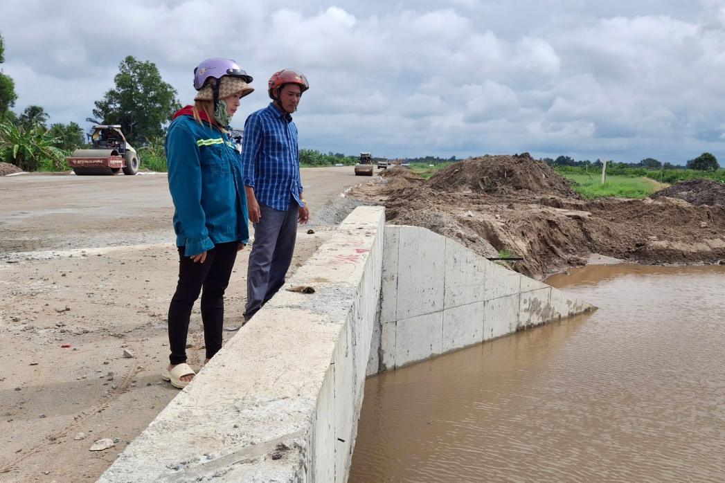 Vợ chồng ông Đương tại vị trí thi công hạng mục cống thuộc cao tốc Cần Thơ - Cà Mau. Ảnh: Tạ Quang