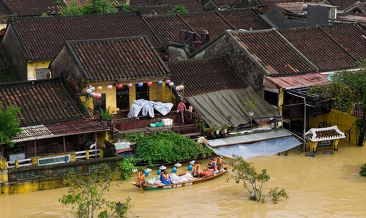 Phố cổ Hội An chìm trong biển nước ngày 30.10. Ảnh: Thành Chương
