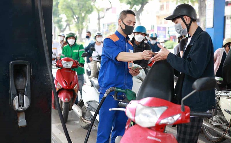Gasoline prices increased simultaneously from 3:00 p.m. this afternoon. Photo: Hai Nguyen