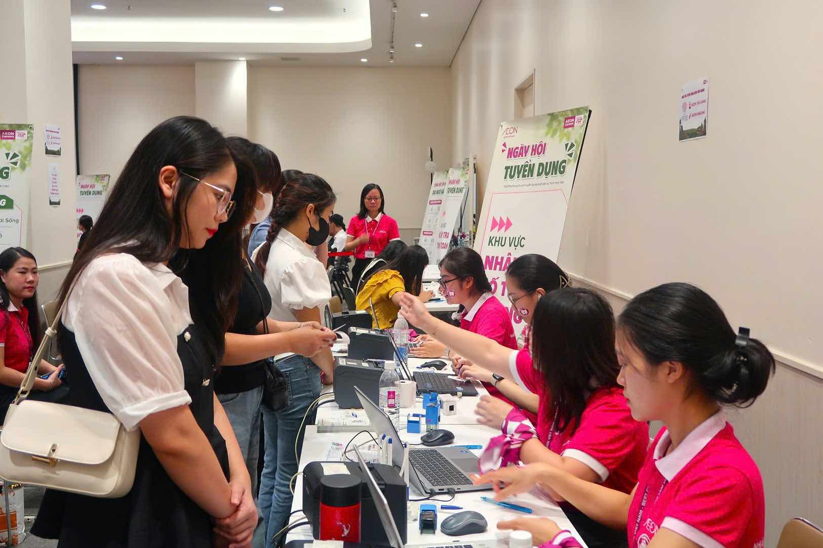 AEON Vietnam organiza regularmente ferias de empleo atrayendo a cientos de candidatos a postularse. Foto: AEON