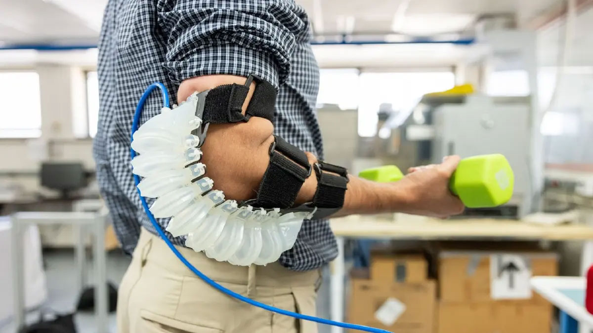 공압 팔꿈치 보조 골격 (PASE). 사진: 텍사스 대학교 알링턴 캠퍼스 (미국)